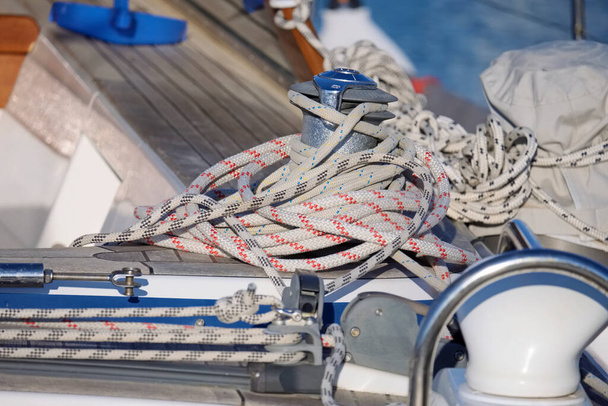 Italië, Sicilië, Middellandse Zee, Marina di Ragusa (provincie Ragusa); lieren en nautische touwen op een zeilboot in de haven - Foto, afbeelding