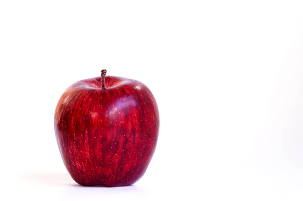 Jedno czerwone jabłko na białym tle, dojrzałe czerwone jabłka są izolowane na białym tle i pozostawia miejsce na tekst reklamowy produktu. Czerwony owoc jabłka odizolowany na białym tle ze ścieżką wycinania. - Zdjęcie, obraz