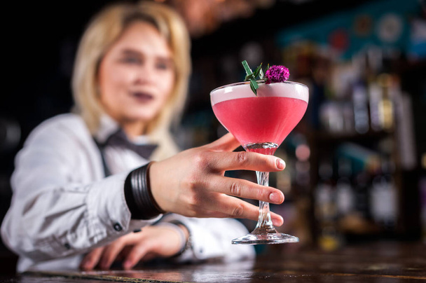Meisje barman maakt een cocktail in de tapkamer - Foto, afbeelding