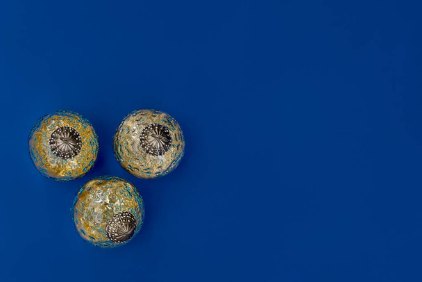 Świąteczne szklane bombki w niebieskim tle - Zdjęcie, obraz