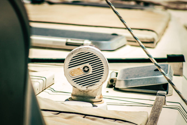 Close-up van een boot afgemeerd in de jachthaven - Foto, afbeelding