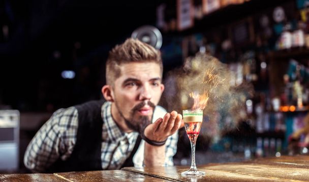 Portrait de barman crée un cocktail dans le pub - Photo, image