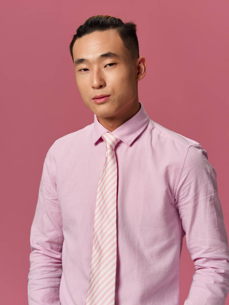 男性アジアの外観シャツタイエレガントなスタイルのファッション魅力的な外観ピンクの背景 - 写真・画像