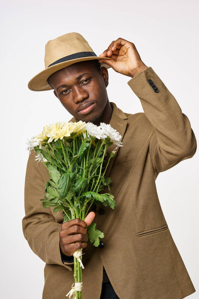 Ο άνθρωπος με ένα μπουκέτο λουλούδια ημερομηνία κομψό ρομαντισμό στυλ  - Φωτογραφία, εικόνα