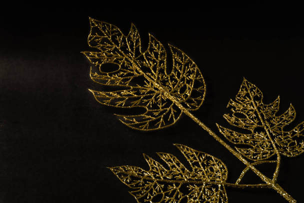 Altın çiçekli, altın böğürtlenli, hediye kutulu ve noel toplu siyah Noel arkaplanı. - Fotoğraf, Görsel