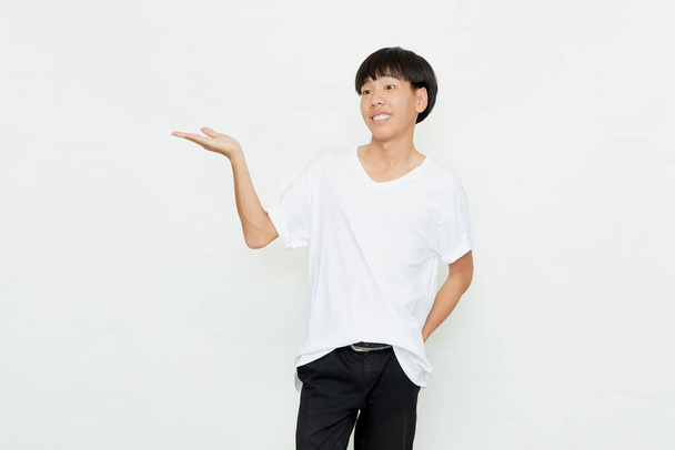 Portrait d'un jeune homme asiatique séduisant en t-shirt blanc décontracté faisant geste à la main ouverte isolé sur fond blanc - Photo, image