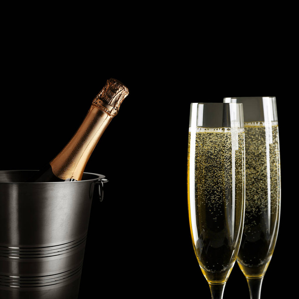 Glas champagne met splash, feest thema concept - Foto, afbeelding