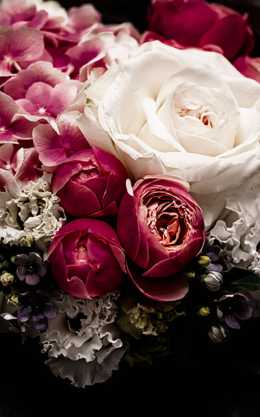 Bloemen boeket als geschenk, roos bloemen arrangement bij bloemenwinkel of online levering, romantisch cadeau en luxe home decor - Foto, afbeelding