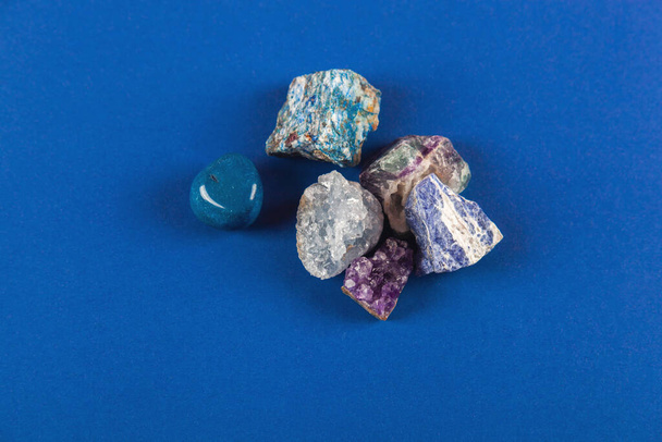 conjunto de perto minerais naturais, pedras preciosas no fundo azul clássico. Use para jóias. Espaço para texto. - Foto, Imagem
