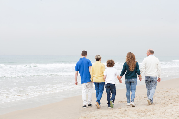 Szczęśliwa rodzina spacery na plaży - Zdjęcie, obraz