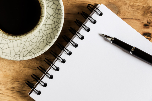 mesa de trabalho com papel, caneta e xícara de café instantâneo
 - Foto, Imagem