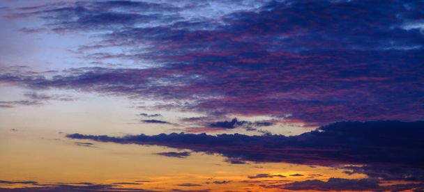 Sunset ουρανό τοπίο μπλε ορίζοντα αφηρημένη φύση όμορφη Cloudscape εξωτερική - Φωτογραφία, εικόνα