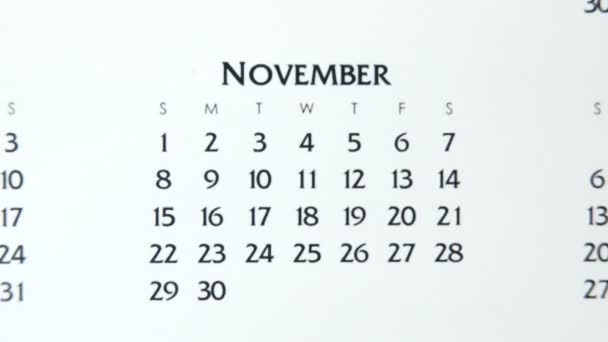 Giorno di cerchio di mano femminile in data di calendario con un marcatore rosso. Business Nozioni di base Wall Calendar Planner e organizzatore. 5 novembre - Filmati, video