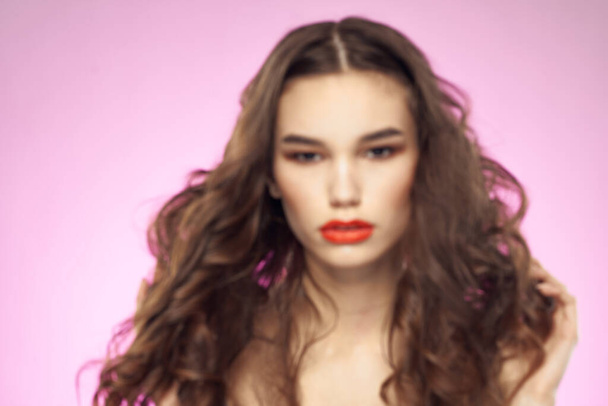 Γυναίκα με χτένισμα και κόκκινα χείλη γυμνοί ώμοι φωτεινό μακιγιάζ ελκυστική εμφάνιση - Φωτογραφία, εικόνα