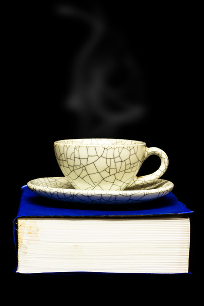 tazza di caffè e libro isolato su sfondo nero
.  - Foto, immagini