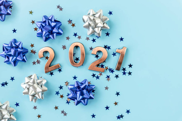 Concept van de nieuwe 2021. Gouden cijfers staan op een blauwe achtergrond. Blauwe achtergrond. Gouden nummers. Kopieerruimte - Foto, afbeelding