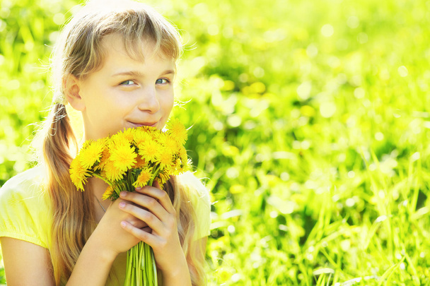 Teenager with dandelion bouquet - Φωτογραφία, εικόνα