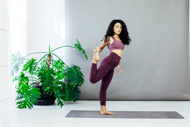 Mujer hermosa yoga gimnasia flexible estiramiento asana fitness habitación blanca - Foto, imagen