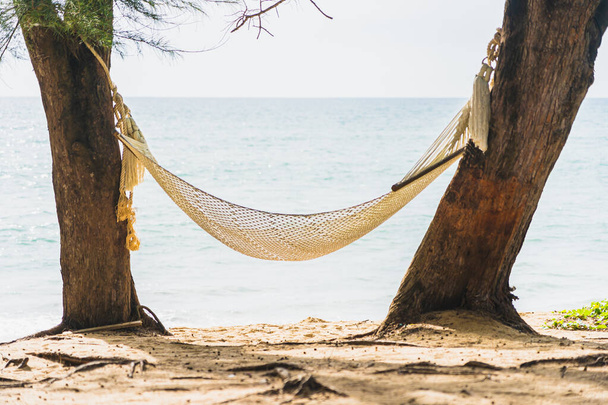 Pusty hamak na tropikalnej plaży ocean morski dla relaksu w podróży wakacyjnej - Zdjęcie, obraz