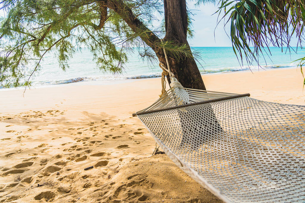 Lege hangmat op tropisch strand zee oceaan voor ontspanning ontspannen in vakantie reizen - Foto, afbeelding