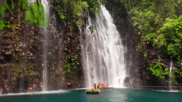Bella cascata tropicale. Filippine, Mindanao. - Filmati, video