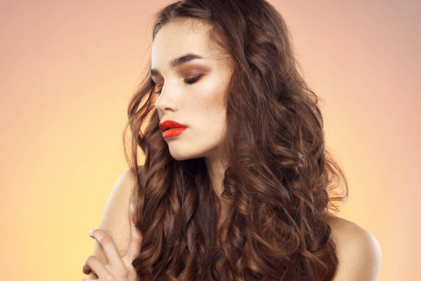 Hermosa mujer maquillaje brillante cuidado de peinado primer plano modelo de estilo elegante - Foto, Imagen