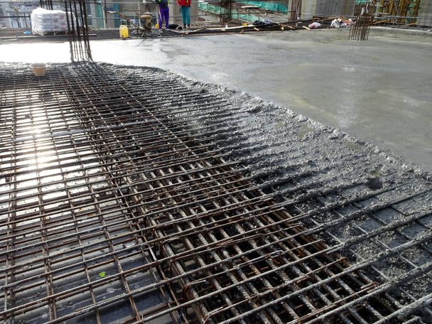 Koud beton. De betonverbinding tussen oud en nieuw beton op de bouwplaats. Het gewricht moet goed worden gedaan om potentiële lekkage gebeurt in de toekomst. - Foto, afbeelding