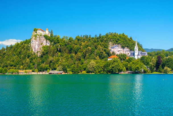 Accogliente lago di Bled in estate con le Alpi Giuliette sullo sfondo del bellissimo castello in Slovenia - Foto, immagini