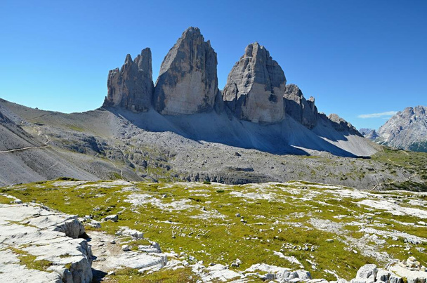 Tre Cime di Lavaredo / Drei Zinnen είναι μια εντυπωσιακή ομάδα τριών κορυφών βράχων στη βόρεια Ιταλία, το πιο κοινό σύμβολο των Δολομιτών. - Φωτογραφία, εικόνα