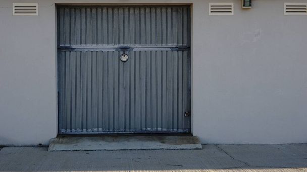 металлическая дверь гаража на фасаде - Фото, изображение