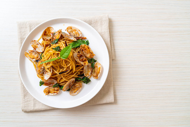 Stir Fried Spaghetti with Clams and Garlic and Chilli - Fusion food style - Foto, Imagem