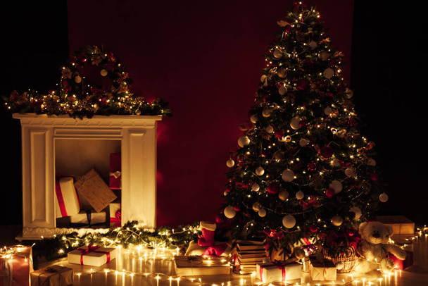 Fény koszorú karácsonyfa dekoráció bemutatja újév belső tér - Fotó, kép