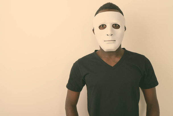 Зйомки молодого африканця в масці. - Фото, зображення