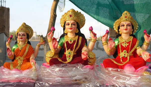 Belles statues de la déesse Lakshmi nouvellement fabriquées dans un style différent exposées à la vente lors du festival de Diwali. Les idoles Laxmi artisanales pour la célébration de Diwali sont prêtes à être vendues. - Photo, image