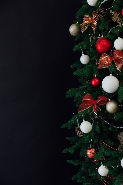 Nieuwjaar Home Kerstboom met cadeaus decor vakantie zwarte achtergrond - Foto, afbeelding