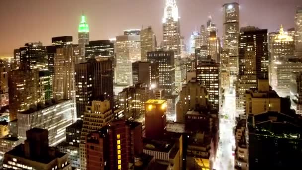 New York skyline snel vooruit en achteruit 's nachts - Video