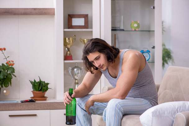 Чоловік, який страждає від алкоголізму вдома
 - Фото, зображення