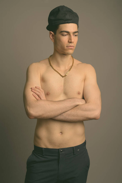 Young handsome man shirtless against gray background - Foto, immagini