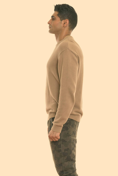 Profiili näkymä nuorten lihaksikas Persian mies seisoo - Valokuva, kuva