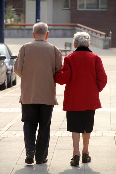 Starzejący się ludzie spacerujący po ulicy - Zdjęcie, obraz