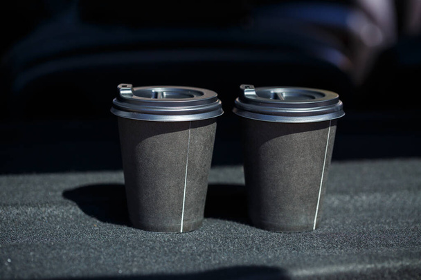 Copos de papel eco preto para tomar café com você. Duas xícaras de chá quente com uma tampa - Foto, Imagem
