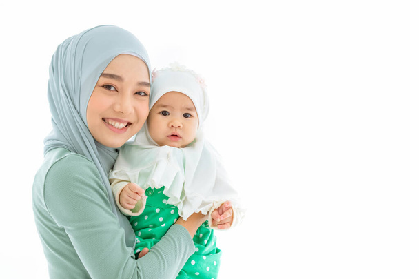 Muslimi perhe tai islam äiti vauva seisoo valkoisella taustalla tilaa tekstiä. - Valokuva, kuva