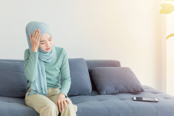 arabo musulmano asiatico donna mal di testa sentire male da utilizzando tablet. - Foto, immagini