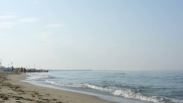 Пляж Лидо ди Камайоре Виареджо и морские волны Италии. Высококачественные 4k кадры - Кадры, видео