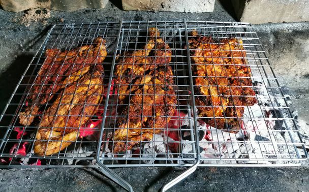 BBQ Grill Pit met gloeiende en vlammende hete houtskool briketten, voedsel achtergrond of textuur, Close-up, Top View - Foto, afbeelding