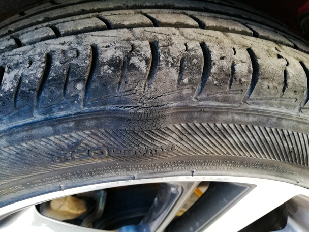 une bosse sur le pneu, des dommages sur la roue
 - Photo, image
