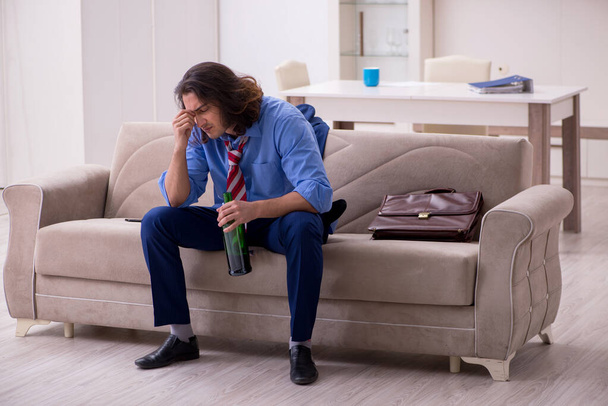 Молодого чоловіка звільняють з роботи вдома
 - Фото, зображення
