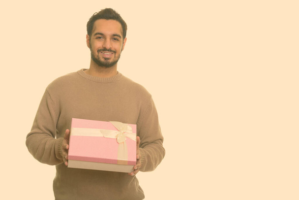 Fiatal boldog indiai férfi kezében ajándék doboz készen áll Valentin-napra - Fotó, kép