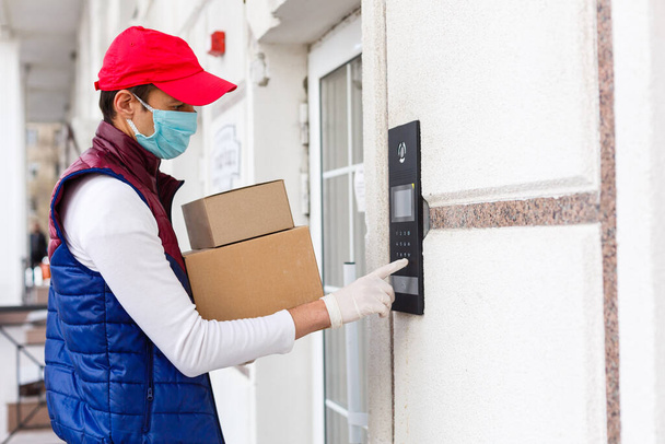 Homem com máscara facial está entregando alimentos e mantimentos durante epidemia de vírus. - Foto, Imagem