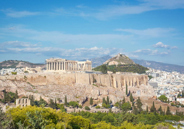 Вдалечині в Афінах на пагорбі Акрополь і Лікапеттус. - Фото, зображення